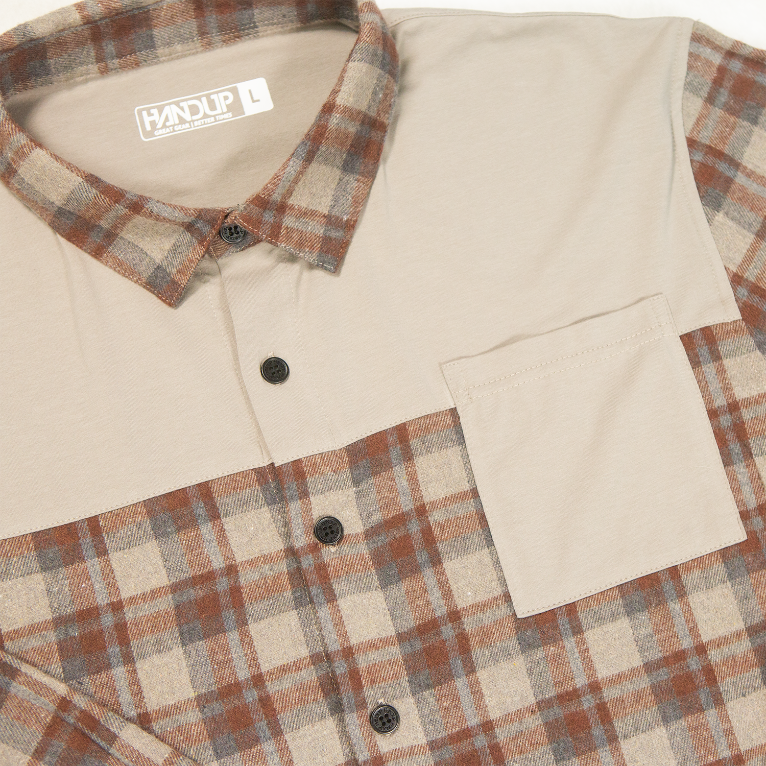 Close-up of a shirt with plaid collar and hem, featuring the brand 'Bandit'.