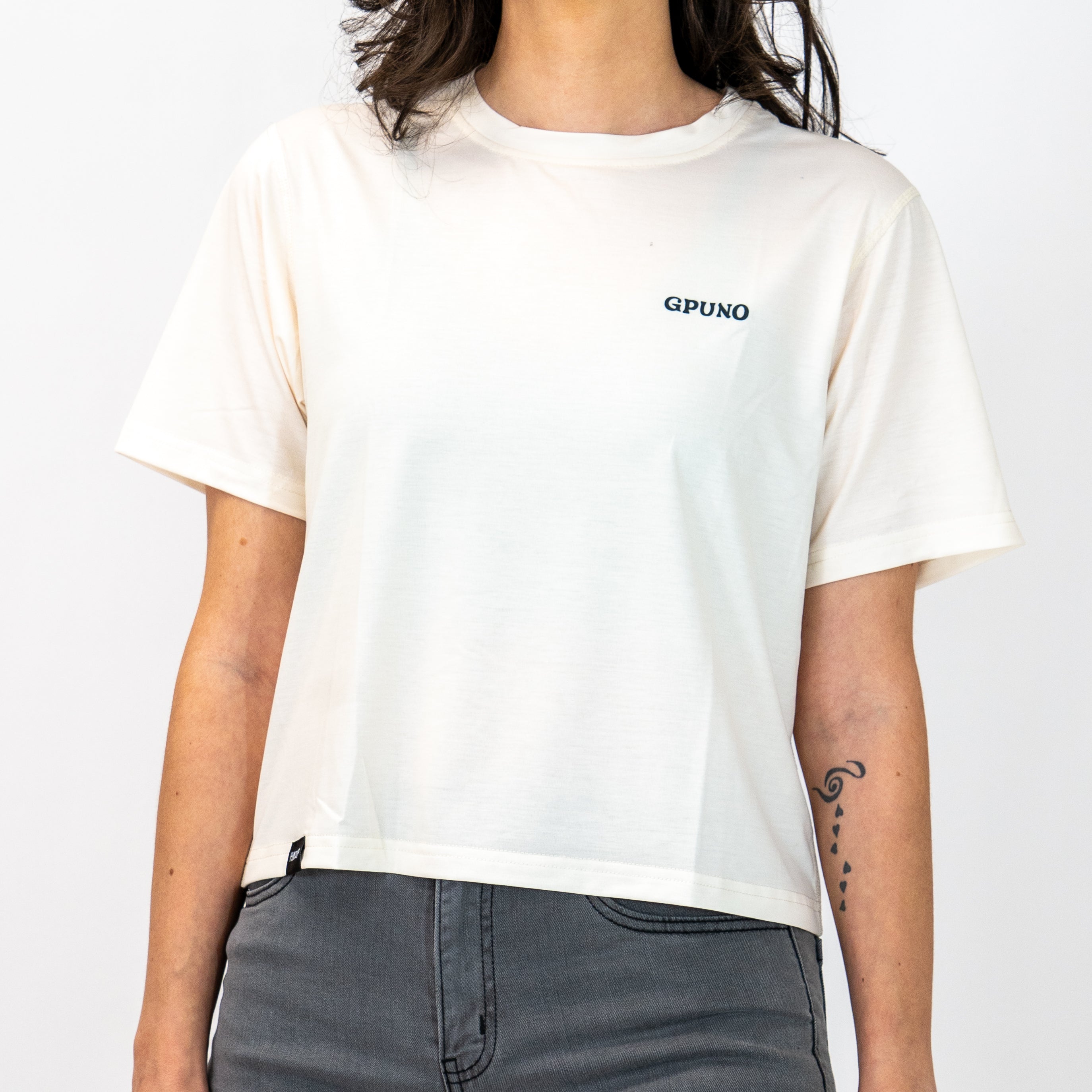 Person wearing a white t-shirt with 'GPUNO' logo on a plain background